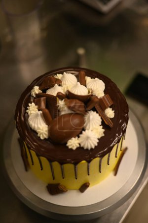 Foto de Pastelero decorar capas de glaseado pastel de chocolate en la cocina profesional - Imagen libre de derechos
