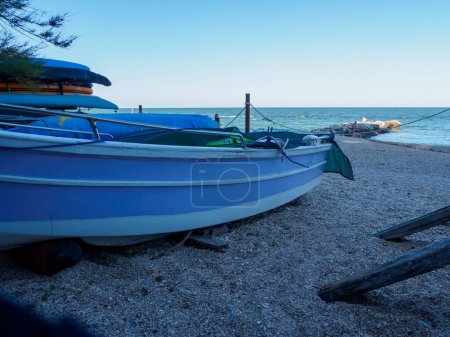 bateaux sur la mer, plage vide au printemps, mer Adriatique à Numana, Le Marche, Italie