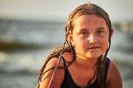 Foto de Retrato de una niña jugando en el mar. Niño con traje de baño disfrutando de las vacaciones de verano en la playa. Concepto de viaje - Imagen libre de derechos