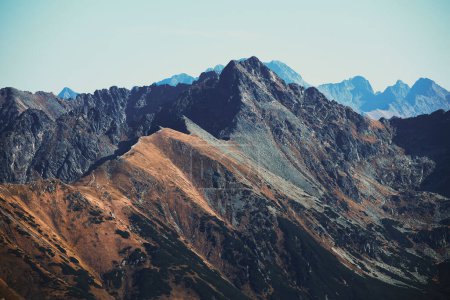 Foto de Paisaje de montaña en el Parque Nacional de Tatra en Polonia. Atracción turística popular. Increíble paisaje natural. Los mejores lugares de viaje famosos. Belleza de la naturaleza concepto fondo - Imagen libre de derechos
