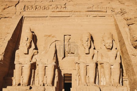 Foto de Frente al Templo de Ramsés II. Templo de Abu Simbel. Monumento popular egipcio. Antiguo Egipto. Destino de vacaciones. Sitio histórico. Tours y visitas turísticas - Imagen libre de derechos