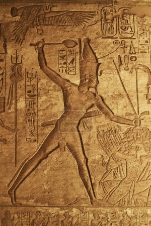 Foto de Imagen y jeroglíficos del Gran Templo de Ramsés II en Abu Simbel. Alivio del faraón egipcio. Monumentos egipcios populares. Antiguo Egipto. Destino de vacaciones. Sitio histórico. Tours y visitas turísticas - Imagen libre de derechos