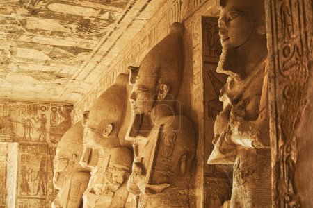 Foto de Esculturas del Gran Templo de Ramsés II en Abu Simbel. Pilares de Osiris en el Salón Hipóstilo del Gran Templo de Ramsés II. Monumentos egipcios populares. Antiguo Egipto. Destino de vacaciones. Sitio histórico - Imagen libre de derechos