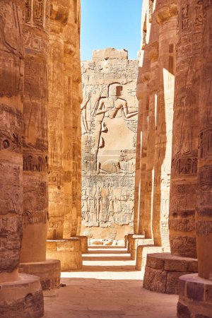 Foto de Karnak Temple Great Hypostyle Hall Pillars in Luxor - ancient Thebes (en inglés). Pilares con jeroglíficos egipcios. Monumento popular egipcio. Antiguo Egipto. Destino de vacaciones. Sitio histórico. Atracciones turísticas y patrimonio en Egipto - Imagen libre de derechos
