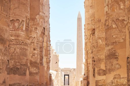 Foto de Complejo de templos de Karnak en Luxor - antigua Tebas. Pilares con jeroglíficos egipcios. Monumento popular egipcio. Antiguo Egipto. Destino de vacaciones. Sitio histórico. Atracciones turísticas y patrimonio en Egipto - Imagen libre de derechos