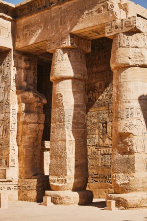 Foto de Columnas con jeroglíficos egipcios y símbolos antiguos. Famoso hito egipcio. Visitando el antiguo Egipto. Destino de vacaciones. Sitio histórico. Atracciones turísticas y patrimonio en Egipto - Imagen libre de derechos