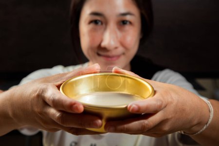 Téléchargez les photos : Les femmes asiatiques aiment boire makgeolli pour célébrer. Makgeolli vin de riz est une boisson alcoolisée fermentée coréenne boissons traditionnelles. - en image libre de droit