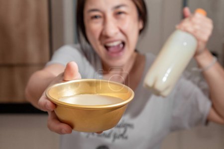 Foto de Mujeres asiáticas disfrutando bebiendo makgeolli para celebrar. Makgeolli vino de arroz es una bebida alcohólica fermentada coreana bebidas tradicionales. - Imagen libre de derechos