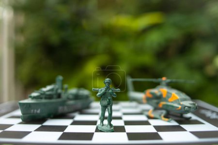 Foto de Ajedrez militar en un tablero de ajedrez. ideas de negocios y competencia y estrategia Ucrania y Rusia para el conflicto político y el concepto de guerra - Imagen libre de derechos