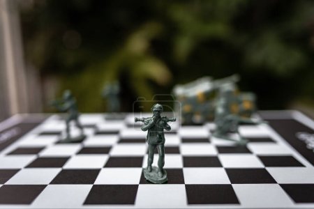Foto de Ajedrez militar en un tablero de ajedrez. ideas de negocios y competencia y estrategia Ucrania y Rusia para el conflicto político y el concepto de guerra - Imagen libre de derechos