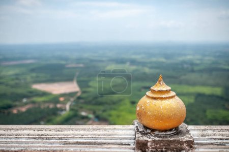 Téléchargez les photos : Golden Big Buddha à Pattaya, Thaïlande dans une journée d'été. Photo de haute qualité - en image libre de droit