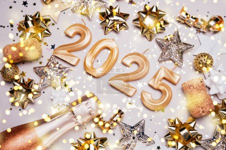 Foto de Fondo de vacaciones Feliz Año Nuevo 2025. Números del año 2025 hechos por velas de oro sobre fondo brillante festivo bokeh. celebrando las vacaciones de Año Nuevo, de cerca. Espacio para texto - Imagen libre de derechos