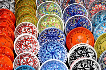 Téléchargez les photos : Une explosion de couleurs et d'arabesques en céramique tunisienne - en image libre de droit