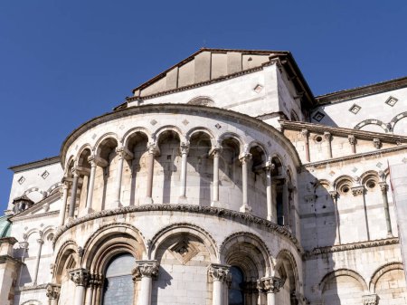 Foto de Exterior del fondo artístico de la nave (ábside) de la iglesia de Santa Maria Bianca en Lucca, Toscana, Italia. - Imagen libre de derechos