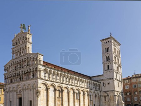 Foto de Vista general de la hermosa Iglesia de San Michele en Foro en Lucca, ciudad del arte y la cultura, Toscana, Italia - Imagen libre de derechos