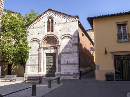 Foto de La pequeña plaza frente a la pequeña iglesia de Santa Giulia en el centro histórico de Lucca, Toscana, Italia. - Imagen libre de derechos
