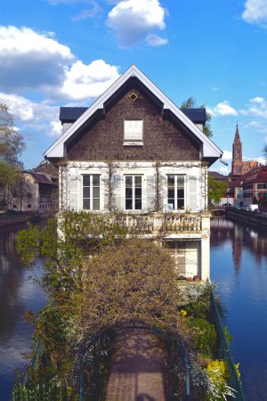 Foto de Estrasburgo, Alsacia, Francia - 17-05-2023 - La particular y característica construcción en forma de barco de la casa en el centro del río Ill en Estrasburgo, Francia. - Imagen libre de derechos