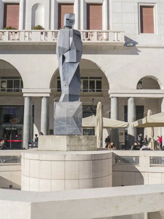 Foto de Brescia, Lombardía, Italia, 4-11-2023 - La nueva estatua futurista que sustituye a la de Bigio en Piazza della Vittoria en el corazón del centro histórico de Brescia. - Imagen libre de derechos