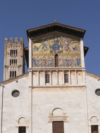 Foto de El hermoso mosaico exterior de la fachada de la Iglesia de San Frediano en la ciudad de Lucca en Toscana, Italia - Imagen libre de derechos