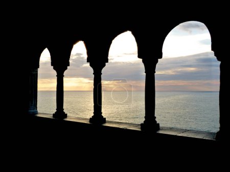 Foto de The infinite sea seen from the mullioned windows of the church of San Pietro in Portovenere, Liguria, Italy - Imagen libre de derechos