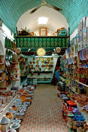 Téléchargez les photos : Une boutique vendant des assiettes en céramique décorées et des articles ménagers dans la Médina de Tunis, Tunisie, Afrique - en image libre de droit