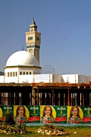 Téléchargez les photos : Tunis, Tunisia, Africa, 02-04-2023 - New buildings around the Zeituna mosque in the city of Tunis, the new city that grows between past and future. - en image libre de droit