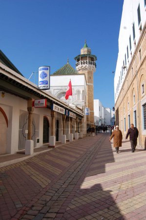 Téléchargez les photos : Tunis, Tunisie, Afrique - 28-02-2009 - La rue Kasbah avec le minaret historique et la mosquée, construite à l'intérieur du quartier Médina. - en image libre de droit