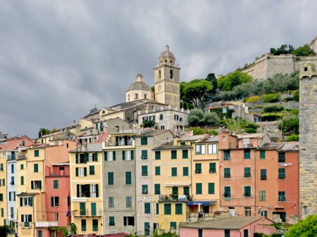 Foto de Los colores de las típicas casas costeras de Portovenere en un día nublado, con nubes de lluvia, Liguria, Italia - Imagen libre de derechos