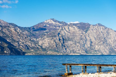 Téléchargez les photos : Lac de Garde (Lago di Garda) et Alpes italiennes avec le petit village de Limone sul Garda vue du village Malcesine. Italie, Vénétie et Lombardie, Europe du Sud. - en image libre de droit