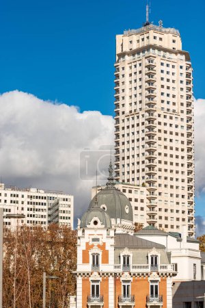 skyline urbano en la Plaza de España con el hermoso edificio de la Real Compañía Asturiana de Minas de Bélgica, 1899, diseñado por Manuel Martínez Angel. Madrid centro, España, Europa.