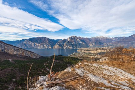 Foto de Aerial view of Lake Garda with the Alps, Dolomites and Sarca valley, view from the mountain range of Monte Baldo. Nago-Torbole and Riva del Garda town, Trentino Alto Adige, Italy, Europe. - Imagen libre de derechos
