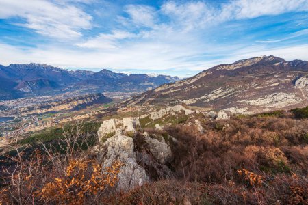Foto de Panoramic view of Italian Alps, Brenta Dolomites and Sarca valley, view from the mountain range of Monte Baldo. Lake Garda, Nago-Torbole and Riva del Garda town, Trentino Alto Adige, Italy, Europe. - Imagen libre de derechos