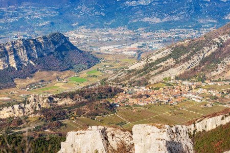 Foto de Aerial view of the small towns of Nago-Torbole and Riva del Garda, view from the mountain range of Monte Baldo (Monte Altissimo di Nago), Trento province, Trentino Alto Adige, Italy, Europe. - Imagen libre de derechos