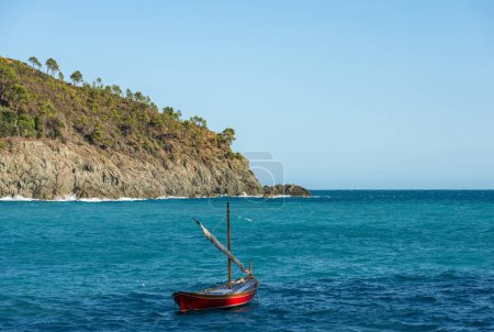 Foto de Pequeño velero amarrado en el mar Mediterráneo azul, costa del pueblo de Bonassola, provincia de La Spezia, Liguria, Italia, sur de Europa. - Imagen libre de derechos