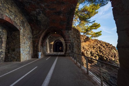 Foto de Vía bici y peatonal dentro de un antiguo túnel ferroviario en desuso. La carretera conecta los tres pueblos de Levanto, Bonassola y Framura, Liguria, Italia, Europa. - Imagen libre de derechos
