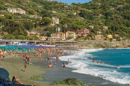 Foto de BONASSOLA, ITALIA - JULIO, 2023: Bonassola playa llena de turistas en un día soleado de verano, pequeña ciudad y complejo turístico en la costa de Liguria. Provincia de La Spezia, Liguria, Italia, Europa. - Imagen libre de derechos