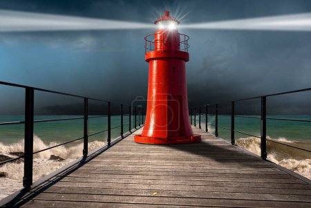 Foto de Antiguo faro rojo con vigas de luz en un muelle de madera con mar agitado, nubes de tormenta (cumulonimbus) y lluvia torrencial sobre fondo. Fotografía. - Imagen libre de derechos