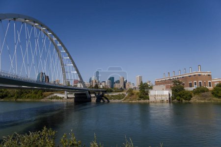 Foto de Puente Walterdale sobre el río Saskatchewan Norte. Tráfico diurno, hora de verano. arquitectura moderna, panorama de la ciudad Edmonton, Alberta, Canadá - Imagen libre de derechos