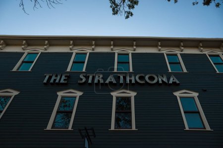 Foto de Distrito Histórico de Strathcona: casas de ladrillo antiguas, teatro, tiendas y cafeterías, antigua oficina de correos. Edmonton, Alberta, Canadá - Imagen libre de derechos