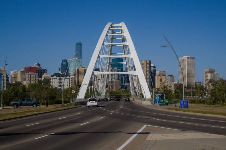 Foto de Puente sobre el río Saskatchewan Norte. Tráfico diurno, hora de verano. arquitectura moderna, panorama de la ciudad Edmonton, Alberta, Canadá - Imagen libre de derechos