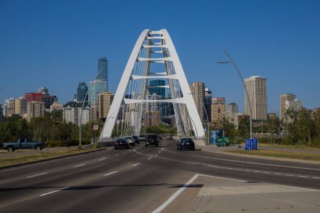 Foto de Puente sobre el río Saskatchewan Norte. Tráfico diurno, hora de verano. arquitectura moderna, panorama de la ciudad Edmonton, Alberta, Canadá - Imagen libre de derechos