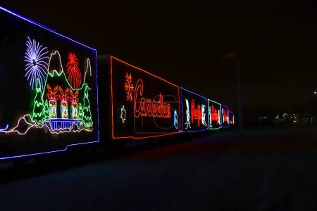 Téléchargez les photos : Train de Noël Canadien Pacifique - le train décoré au néon part de Montréal pour se rendre à Vancouver, organise un concert de bienfaisance pour divers organismes de bienfaisance. Toronto, Ontario, Canada - en image libre de droit