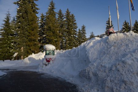 Foto de Después de la nevada, el tractor quitanieves estaba cubierto de nieve. - Imagen libre de derechos