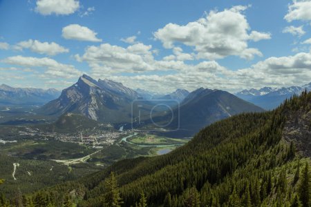Foto de Vista de la ciudad de Banff desde la cima de la montaña. Senderismo, escalada, Turismo Alberta Canadá. Montañas rocosas canadienses - Imagen libre de derechos