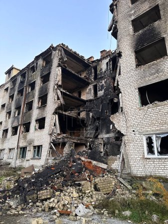 Téléchargez les photos : Destroyed building as a result of Russian bombardment in liberated from occupation Izyum town in Kharkiv region in Ukraine. Concept of war, Russian military invasion and military crimes. - en image libre de droit