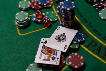 Téléchargez les photos : Cartes sur un tissu vert Casino table. - en image libre de droit