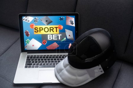 Téléchargez les photos : Bookmaker, escrime, paris sportifs sur un ordinateur portable. - en image libre de droit