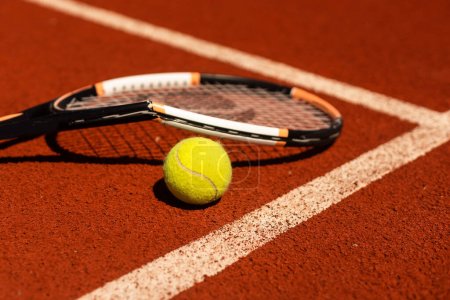 Téléchargez les photos : A broken tennis racket blue tennis court - en image libre de droit