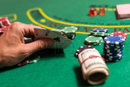 Foto de Hombre jugando BlackJack en el casino. - Imagen libre de derechos