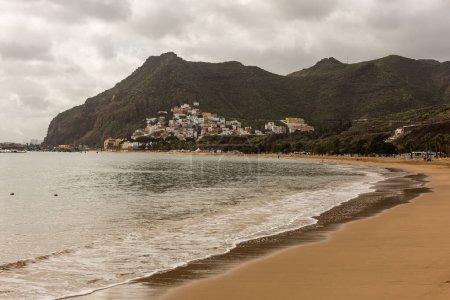 Foto de Vista de la playa de Teresitas cerca de Santa Cruz de Tenerife en las islas Canarias, España - Imagen libre de derechos